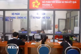 Bộ phận một cửa tiếp nhận thủ tục hành chính tại Ủy ban Nhân dân cấp xã, phường. (Ảnh: Xuân Triệu/TTXVN)