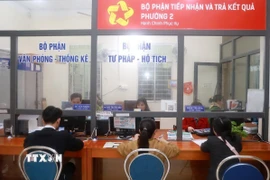 Bộ phận một cửa tiếp nhận thủ tục hành chính tại Ủy ban Nhân dân cấp xã, phường. (Ảnh: Xuân Triệu/TTXVN)