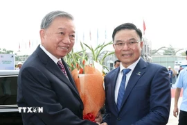 Bí thư Đảng ủy, Chủ tịch Hội đồng thành viên Petrovietnam Lê Mạnh Hùng chào mừng Tổng Bí thư Tô Lâm đến dự Lễ kỷ niệm 50 năm thành lập Tập đoàn công nghiệp-năng lượng Quốc gia Việt Nam. (Ảnh: Thống Nhất/TTXVN)