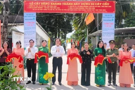 Đại biểu cắt băng khánh thành cầu Đình, một trong 4 cây cầu được xây dựng. (Ảnh: Huỳnh Phúc Hậu/TTXVN)