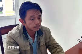 Đối tượng Vương tại cơ quan công an. (Ảnh: CTV/TTXVN phát)