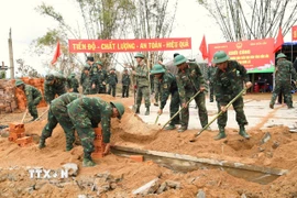 Cán bộ, chiến sỹ Quân khu 5 khẩn trương xây dựng nhà ở mới cho người dân Đắk Lắk. (Ảnh: Tường Quân/TTXVN)