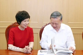 Tổng Bí thư Tô Lâm xem sách ảnh “100 năm Báo chí Cách mạng Việt Nam (1925-2025)”, do Nhà xuất bản Thông tấn biên soạn, xuất bản. (Ảnh: Thống Nhất/TTXVN)