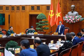 Thủ tướng Phạm Minh Chính làm việc với lãnh đạo Bộ Quốc phòng về phát triển công nghiệp quốc phòng. (Ảnh: Dương Giang/TTXVN)