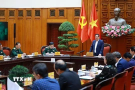 Thủ tướng Phạm Minh Chính làm việc với lãnh đạo Bộ Quốc phòng về phát triển công nghiệp quốc phòng. (Ảnh: Dương Giang/TTXVN)
