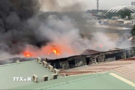 TP Hồ Chí Minh: Cháy lớn ở xưởng gỗ giữa khu dân cư, thiêu rụi 1.700m2 nhà kho 