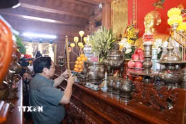 Thủ tướng Phạm Minh Chính dâng hương tưởng niệm tại Đền thờ Bác Hồ và các Anh hùng liệt sỹ tỉnh Quảng Trị. (Ảnh: Dương Giang/TTXVN)