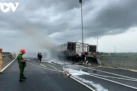 Hiện trường vụ xe tải bất ngờ bốc cháy trên cao tốc Đà Nẵng-Quảng Ngãi. (Nguồn: Đài Tiếng nói Việt Nam)