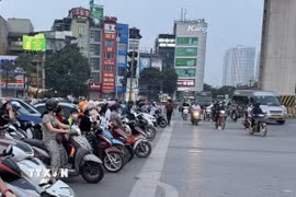 Việc hướng tới loại bỏ xe máy chạy xăng đang là nhiệm vụ cấp bách đặt ra với Thủ đô Hà Nội trong mục tiêu chung phấn đấu đạt mục tiêu phát thải ròng bằng "0" vào năm 2050. (Ảnh: Quốc Lũy/TTXVN)