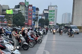 Việc hướng tới loại bỏ xe máy chạy xăng đang là nhiệm vụ cấp bách đặt ra với Thủ đô Hà Nội trong mục tiêu chung phấn đấu đạt mục tiêu phát thải ròng bằng "0" vào năm 2050. (Ảnh: Quốc Lũy/TTXVN)