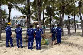 Thi thể 2 nạn nhân được đưa vào bờ để bàn giao cho cơ quan chức năng. (Ảnh: Đội cứu hộ, cứu nạn tỉnh Quảng Ninh)