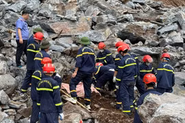 Hàng trăm cán bộ, chiến sỹ công an, quân đội cùng các phương tiện chuyên dụng được huy động để tìm kiếm hai nạn nhân bị vùi lấp do sạt lở đá. (Ảnh: TTXVN phát)