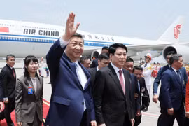 Tổng Bí thư, Chủ tịch nước Trung Quốc Tập Cận Bình đến Thủ đô Hà Nội, bắt đầu chuyến thăm cấp Nhà nước tới Việt Nam. (Ảnh: Lâm Khánh/TTXVN)