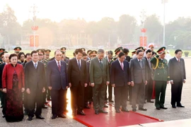 Đoàn lãnh đạo, nguyên lãnh đạo Đảng, Nhà nước tưởng niệm Chủ tịch Hồ Chí Minh. (Ảnh: An Đăng/TTXVN)