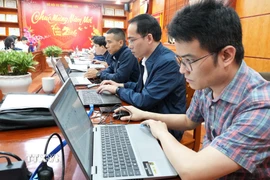 Các cán bộ đều cập nhật số liệu cử tri đi bầu cử trên hệ thống phần mềm thống nhất của tỉnh. (Ảnh: Tiến Vĩnh/TTXVN)