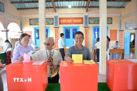 Cử tri đặc khu Phú Quý (Lâm Đồng) nô nức khí thế và phấn khởi tham gia vào ngày hội lớn. (Ảnh: Nguyễn Thanh/ TTXVN)