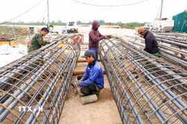 Công nhân thi công tại công trình cầu Rào Cái (phường Thành Sen). (Ảnh: Hữu Quyết/TTXVN)
