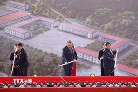 Tổng Bí thư Tô Lâm, Thủ tướng Phạm Minh Chính và các đại biểu thực hiện nghi thức khởi công, động thổ đồng loạt các trường nội trú liên cấp biên giới. (Ảnh: Thống Nhất/TTXVN)