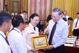 Tổng Bí thư, Chủ tịch nước Tô Lâm tặng quà lưu niệm cho các nhà báo tiêu biểu. (Ảnh: Văn Điệp/TTXVN)