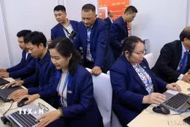 Phóng viên, biên tập viên Ban biên tập Ảnh, Thông tấn xã Việt Nam tác nghiệp, đưa tin trực tiếp tại khu vực Trung tâm báo chí Đại hội XIV của Đảng (1/2026). (Ảnh: TTXVN)