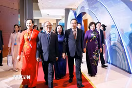 Chủ tịch Quốc hội Trần Thanh Mẫn tham quan triển lãm tại khai mạc đại hội. (Ảnh: Doãn Tấn/TTXVN)