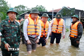 Tổng Bí thư Tô Lâm đến khu vực bị chia cắt do mưa lũ tại thôn Khuông Phò Đông, xã Quảng Điền, Thành phố Huế. (Ảnh: Thống Nhất/TTXVN)