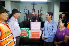 Tổng Bí thư Tô Lâm thăm hỏi và tặng quà cho người dân vùng bị chia cắt do mưa lũ tại thôn Khuông Phò Đông, xã Quảng Điền, Thành phố Huế. (Ảnh: Thống Nhất/TTXVN)