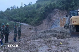 Chiến sỹ Quân đoàn 34 mở đường vào các thôn bị cô lập. (Ảnh: Cao Nguyên/TTXVN)