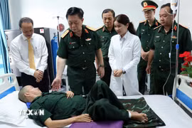 Đại tướng Nguyễn Trọng Nghĩa thăm hỏi thương binh nặng tại Trung tâm Điều dưỡng thương binh và người có công Long Đất. (Ảnh: Đoàn Mạnh Dương/TTXVN)