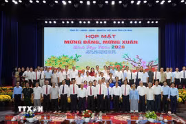 Buổi họp mặt là dịp để toàn Đảng bộ, dân và quân tỉnh nhà tiếp tục phát huy truyền thống đoàn kết, thống nhất, nâng cao quyết tâm thực hiện thắng lợi các mục tiêu, nhiệm vụ chính trị trong giai đoạn mới. (Ảnh: Huỳnh Anh/ TTXVN)