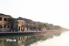 Dãy nhà cổ bên dòng sông Hoài dần hiện lên trong ánh nắng mặt trời buổi sáng. (Ảnh: Xuân Quý/TTXVN)