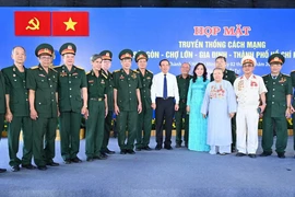 Ủy viên Bộ Chính trị, Bí thư Thành ủy Thành phố Hồ Chí Minh Nguyễn Văn Nên cùng đại biểu. (Ảnh: Thu Hương/TTXVN)