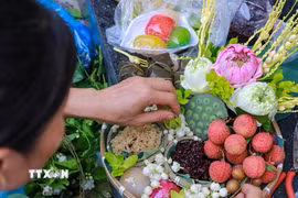 Sắp lễ cho ngày tết Đoan Ngọ. (Ảnh: Khánh Hoà/TTXVN)