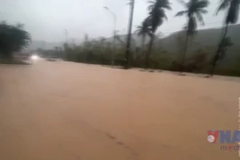 Đường bộ, đường sắt tê liệt vì mưa lũ ở Trung Bộ 