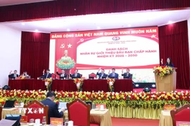 Các đại biểu biểu quyết thông qua danh sách Ban Chấp hành Đảng bộ Văn phòng Trung ương Đảng nhiệm kỳ 2025-2030. (Ảnh: Thống Nhất/TTXVN)