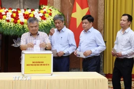 Lãnh đạo, cán bộ, nhân viên Văn phòng Chủ tịch nước quyên góp, ủng hộ đồng bào khắc phục hậu quả cơn bão số 10. (Ảnh: Lâm Khánh/ TTXVN)