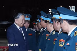 Tổng Bí thư Tô Lâm với lãnh đạo Bộ Quốc phòng và Quân chủng Phòng không-Không quân. (Ảnh: Thống Nhất/TTXVN)