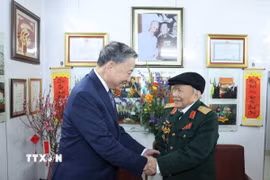 Tổng Bí thư Tô Lâm thăm hỏi, chúc Tết Thiếu tướng Huỳnh Đắc Hương. (Ảnh: Thống Nhất/TTXVN)