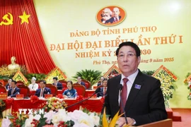 Chủ tịch nước Lương Cường trao Quyết định của Bộ Chính trị và tặng hoa chúc mừng Ban Chấp hành Đảng bộ tỉnh Phú Thọ nhiệm kỳ 2025- 2030. (Ảnh: Lâm Khánh/ TTXVN)