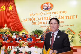 Chủ tịch nước Lương Cường trao Quyết định của Bộ Chính trị và tặng hoa chúc mừng Ban Chấp hành Đảng bộ tỉnh Phú Thọ nhiệm kỳ 2025- 2030. (Ảnh: Lâm Khánh/ TTXVN)