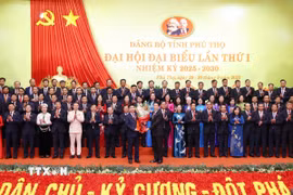 Chủ tịch nước Lương Cường trao Quyết định của Bộ Chính trị và tặng hoa chúc mừng Ban Chấp hành Đảng bộ tỉnh Phú Thọ nhiệm kỳ 2025-2030. (Ảnh: Lâm Khánh/TTXVN)