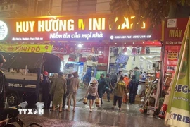 Lực lượng chức năng hỗ trợ 5 hộ gia đình bị sạt lở trên địa bàn xã Yên Xuân, Hà Nội, di dời đến nơi an toàn. (Ảnh: TTXVN phát)