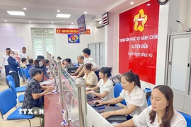 Người dân đến làm thủ tục hành chính tại Trung tâm phục vụ hành chính công xã Tiên Điền (Hà Tĩnh). (Ảnh: Hữu Quyết/TTXVN)