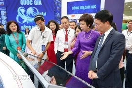 Bộ trưởng Bộ Khoa học và Công nghệ Nguyễn Mạnh Hùng tham quan gian trưng bày của TTXVN tại Triển lãm thành tựu Đất nước “80 năm Hành trình Độc lập - Tự do - Hạnh phúc” (28/8/2025). (Ảnh: Thanh Tùng/TTXVN)