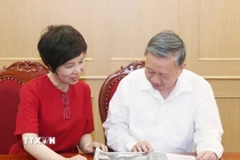 Tổng giám đốc Thông tấn xã Việt Nam Vũ Việt Trang trân trọng trao tặng Tổng Bí thư Tô Lâm cuốn sách ảnh “100 năm Báo chí Cách mạng Việt Nam (1925 - 2025)”, do Nhà xuất bản Thông tấn biên soạn, xuất bản. (Ảnh: Thống Nhất/TTXVN)