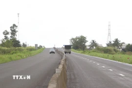 Thảm tăng cường mặt đường bằng 2 lớp bêtông nhựa đã hoàn thành toàn tuyến. (Ảnh: Tuấn Phi/TTXVN)