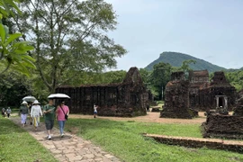 Du khách quốc tế tham quan Khu đền tháp Mỹ Sơn. (Ảnh: Đỗ Trưởng/TTXVN)