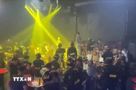 Bên trong một quán bar có đối tượng sử dụng ma túy. (Ảnh TTXVN phát)