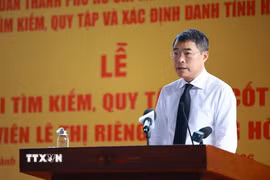 Thủ tướng Lê Minh Hưng phát biểu giao nhiệm vụ cho lực lượng tìm kiếm, quy tập hài cốt liệt sỹ tại Công viên Lê Thị Riêng, phường Hòa Hưng, Thành phố Hồ Chí Minh. (Ảnh: Dương Giang/TTXVN)