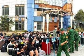 Đại sứ quán Việt Nam tại Campuchia trao trả 177 người Việt Nam cho các lực lượng chức năng tại Cửa khẩu quốc tế Mộc Bài. (Ảnh: TTXVN phát)